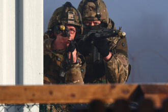 video momentul in care doi soldati ucraineni ataca trupele de asalt rusesti si iau mai multi prizonieri 6889b5a794b19