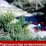 video momentul in care militarii rusi ascunsi in tufisuri impusca un civil pe bicicleta care trecea pe drum 687fd29d0fab8