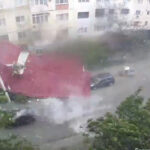 video momentul in care un om se salveaza la limita din calea unui acoperis smuls de vant in timpul unei furtuni violente din judetul dolj 6886757edf45f