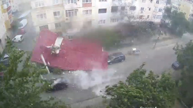 video momentul in care un om se salveaza la limita din calea unui acoperis smuls de vant in timpul unei furtuni violente din judetul dolj 6886757edf45f