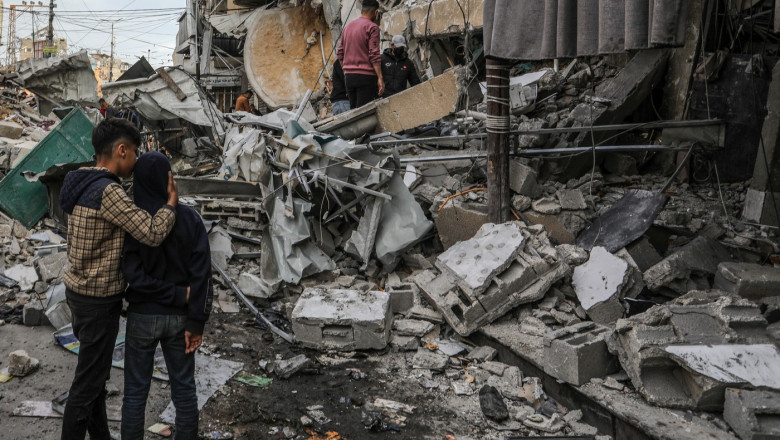 video murim sub privirea intregii lumi copii ucisi in gaza in timp ce asteptau la coada pentru a primi medicamente 686ff5900ee7d