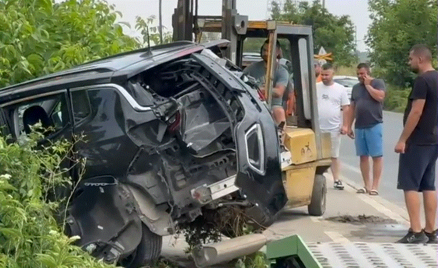 video o masina a fost lovita de tren in buzau soferul a fost dus la spital 686e51d0922e5