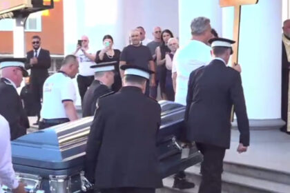 video sicriul cu trupul neinsufletit al campionului mihai leu intampinat cu aplauze la hunedoara 68659ef8686d5