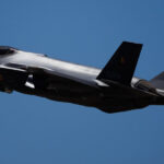 video un avion f 35 al marinei sua s a prabusit in california pilotul a reusit sa se catapulteze in siguranta 688b166f39f39