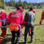 video un barbat a cazut peste 20 de metri intr o prapastie in judetul hunedoara victima transportata cu elicopterul la spital 688b35375dff3 2