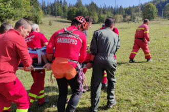 video un barbat a cazut peste 20 de metri intr o prapastie in judetul hunedoara victima transportata cu elicopterul la spital 688b35375dff3 2