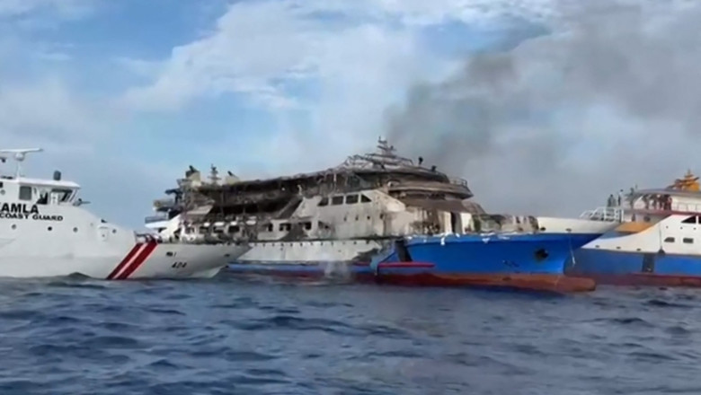 video un feribot a luat foc pe mare in indonezia 568 de persoane au supravietuit trei au murit 687dcc9c02ee8