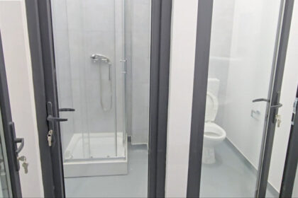 video usi transparente din sticla la toaletele unei piete din pascani lucrarile au fost receptionate fara obiectii 6882454fe84f2