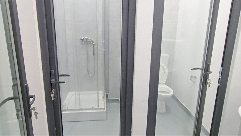 video usi transparente din sticla la toaletele unei piete din pascani lucrarile au fost receptionate fara obiectii 6882454fe84f2