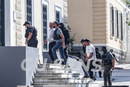 video vladimir plahotniuc si constantin tutu au fost adusi in catuse la instanta din grecia 6883e345250b5