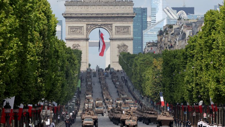 videofoto parada militara de ziua frantei organizata ca o veritabila operatiune militara tara care a fost invitata de onoare din acest an 6874f0e2e1720