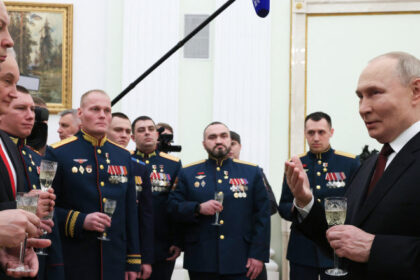 vladimir putin acorda titlul de erou al rusiei unuimacelar care si a condus trupele intr un masacru controversatul general ahmedov 68714b293f638