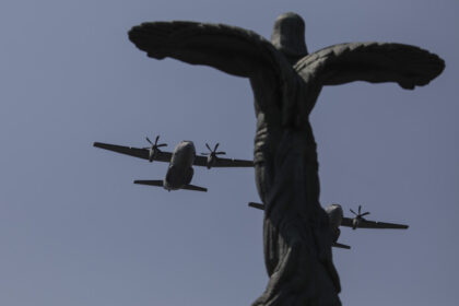 zboruri de antrenament deasupra bucurestiului duminica are loc o demonstratie aviatica prilejuita de ziua aviatiei romane 687a07c543bc4