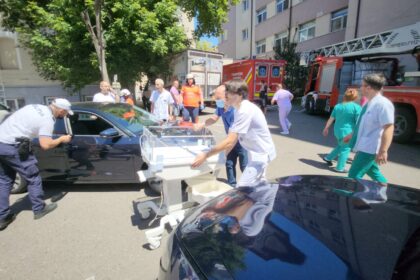 zece pacienti evacuati de la ati inclusiv sapte femei care se pregateau sa nasca sute de pacienti scosi de pompieri din spital in urma incendiului de la cuza voda 6880c253cc9aa