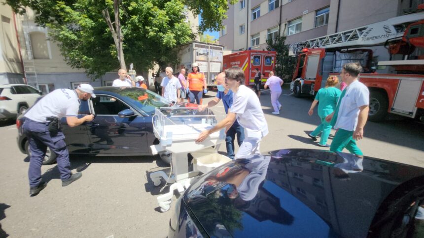 zece pacienti evacuati de la ati inclusiv sapte femei care se pregateau sa nasca sute de pacienti scosi de pompieri din spital in urma incendiului de la cuza voda 6880c253cc9aa