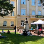 zi de foc la umf iasi peste 1 700 de candidati incurajati de cei dragi dau testul grila de admitere 6873885ba720c