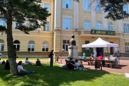 zi de foc la umf iasi peste 1 700 de candidati incurajati de cei dragi dau testul grila de admitere 6873885ba720c