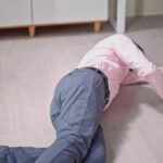 accident casnic ingrozitor a alunecat pe gresia din bucatarie a spart o usa de sticla si a sectionat doua artere si e operat de urgenta la spital 68a2d70ff0b49