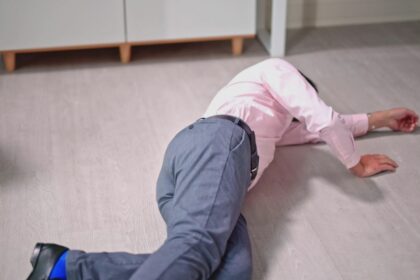 accident casnic ingrozitor a alunecat pe gresia din bucatarie a spart o usa de sticla si a sectionat doua artere si e operat de urgenta la spital 68a2d70ff0b49