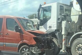 accident cu victime la iasi impact intre o betoniera un microbuz si un autoturism foto 68a5bfd318ffd