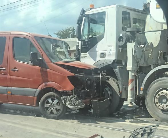 accident cu victime la iasi impact intre o betoniera un microbuz si un autoturism foto 68a5bfd318ffd