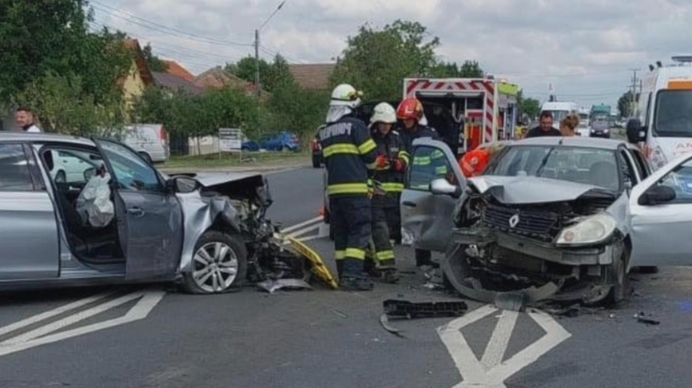 accident grav in judetul timis trei femei au ajuns la spital dupa ce patru masini s au ciocnit violent 68a877424f08a