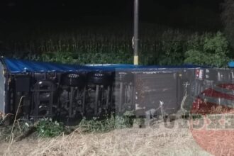 accident mortal in mijlocul comunei baltati un sofer de 56 de ani si a pierdut viata dupa ce s a rasturnat cu camionul si a fost proiectat prin parbriz 68a2d9eb76656