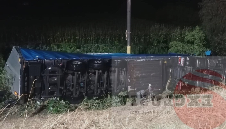 accident mortal in mijlocul comunei baltati un sofer de 56 de ani si a pierdut viata dupa ce s a rasturnat cu camionul si a fost proiectat prin parbriz 68a2d9eb76656