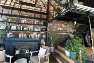 acesta este singurul loc din oras unde iti poti savura cafeaua ca la paris aici clientii sunt aceiasi de ani de zile 688d4a6cdc63a