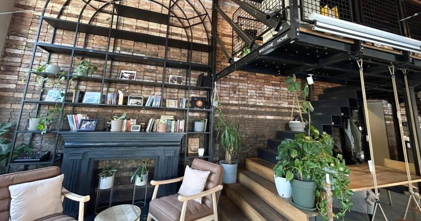 acesta este singurul loc din oras unde iti poti savura cafeaua ca la paris aici clientii sunt aceiasi de ani de zile 688d4a6cdc63a