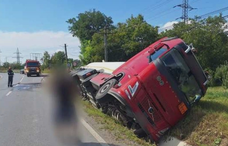alerta in suceava o cisterna cu 16 tone de motorina s a rasturnat la dolhasca 68a48e4d12100