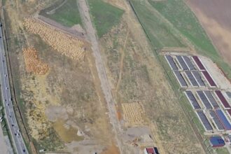 alesii locali de la letcani stransi cu usa de consilierii judeteni sedinta pe camp in praf 68adc967ef398