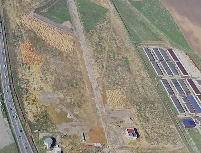 alesii locali de la letcani stransi cu usa de consilierii judeteni sedinta pe camp in praf 68adc967ef398