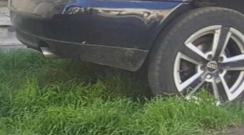 amendat pentru prea mult simt civic politistii locali chemati la doua masini parcate neregulamentar pe un bulevard din iasi l au amendat pe cel care i a sesizat 68b07e835a841