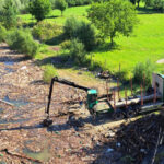 au inceput lucrarile de curatare a lacului izvorul muntelui de sutele de tone de deseuri aduse de viituri 68905f767e42c