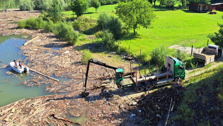 au inceput lucrarile de curatare a lacului izvorul muntelui de sutele de tone de deseuri aduse de viituri 68905f767e42c