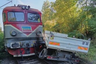 autoutilitara lovita de tren in localitatea zam din judetul hunedoara trei barbati dusi la spital 68b01c329880c