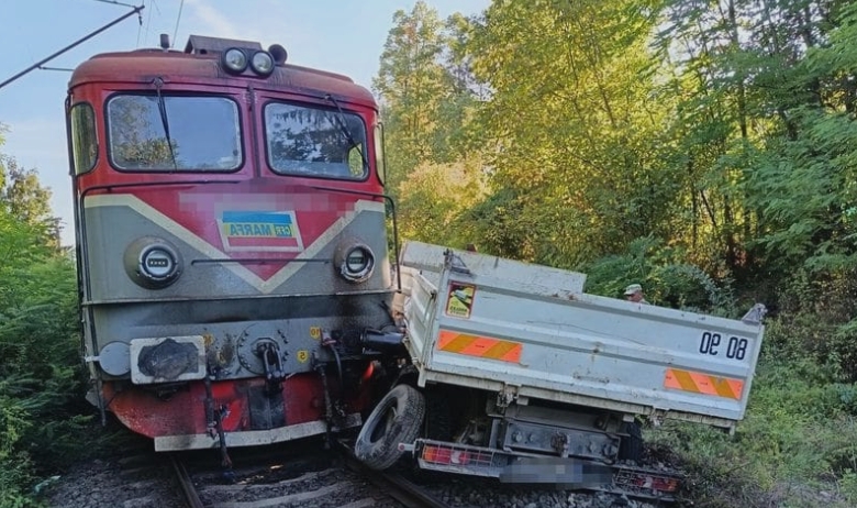 autoutilitara lovita de tren in localitatea zam din judetul hunedoara trei barbati dusi la spital 68b01c329880c