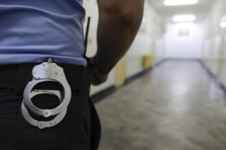 barbat retinut dupa ce si a sechestrat partenera si a incercat sa o violeze politia sustine ca femeia a refuzat ordinul de protectie 688f5e47a80e4