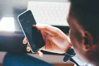 cadou otravit a daruit telefonul gasit intr un microbuz nepotului iar acesta l a folosit pentru furt bancar 6891577bc6f32