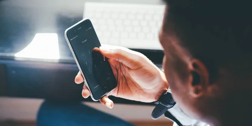 cadou otravit a daruit telefonul gasit intr un microbuz nepotului iar acesta l a folosit pentru furt bancar 6891577bc6f32