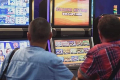 castigatorul de la pacanele jefuit taman de cel de care i s a facut mila si i a dat o bere din castig 68aa68a2d051c