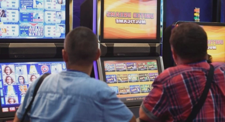 castigatorul de la pacanele jefuit taman de cel de care i s a facut mila si i a dat o bere din castig 68aa68a2d051c