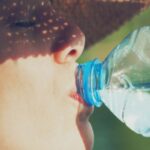 ce se intampla daca bei apa dintr un recipient din plastic lasat la soare la ce riscuri te expui 68ad4474190b5