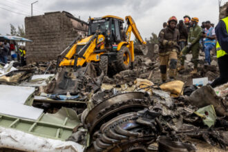 cel putin sase morti dupa ce un avion s a prabusit intr o zona de case de la periferia orasului nairobi kenya 6894e68e4d45d