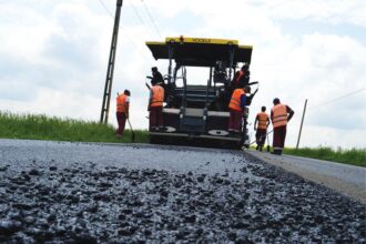 cinci firme mari se bat pentru licitatia de modernizare a unui drum ingust si aglomerat de langa iasi 689153c0a3990