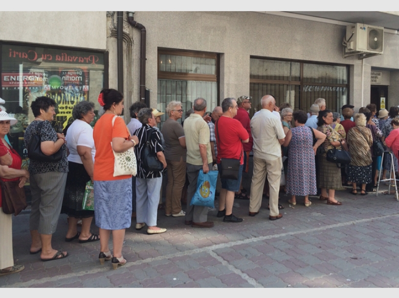 coada inventata reflexul iesenilor de a astepta chiar si cand nu e nevoie 68a2e4b4a4509