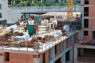 constructorul sfideaza decizia de oprire a lucrarilor la blocul de langa pasajul bancila politia locala a sesizat din nou ipj 688c856a6fef3