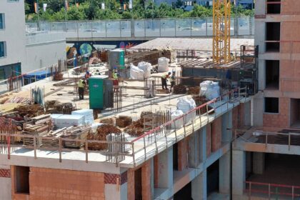 constructorul sfideaza decizia de oprire a lucrarilor la blocul de langa pasajul bancila politia locala a sesizat din nou ipj 688c856a6fef3