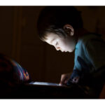 copiii crescuti cu cheia digitala la gat generatia singuratatii conectate in iasul anului 2025 689572b1ab07f